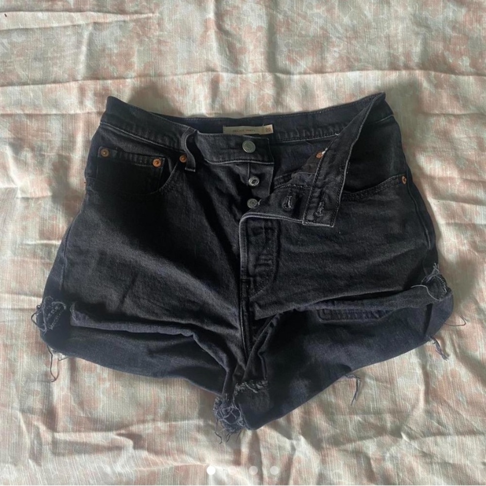 Black Levi’s high waisted cutoff shorts